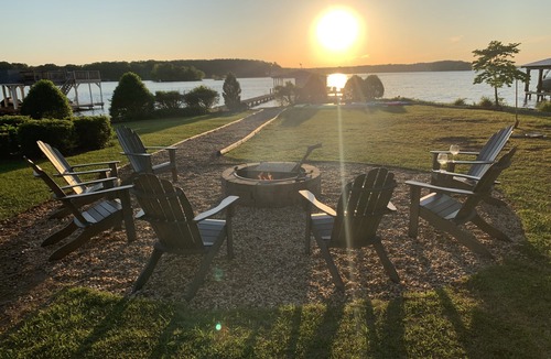 Littleton House | Main Lake Private Dock Bring the Boat Spacious Home Flat Yard & Fire Pit