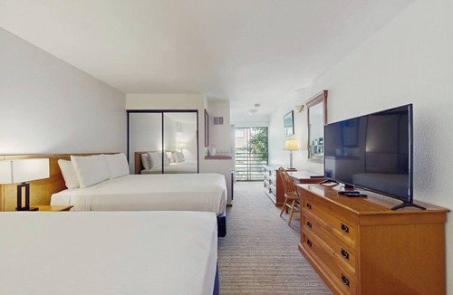 West End Cabin | Main Street studio - pool & hot tub - walk to lifts, dog-friendly, third floor
