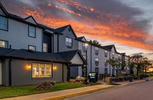 Potomac Falls Hotel | MainStay Suites Sterling near Dulles Town Center