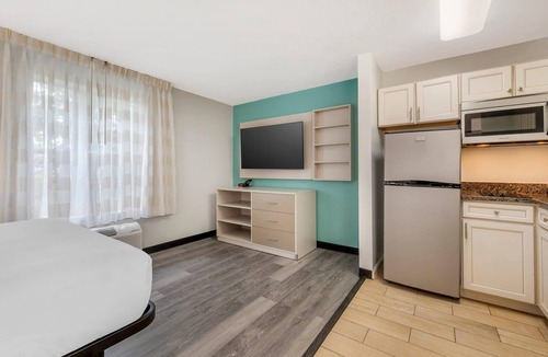 Potomac Falls Hotel | MainStay Suites Sterling near Dulles Town Center