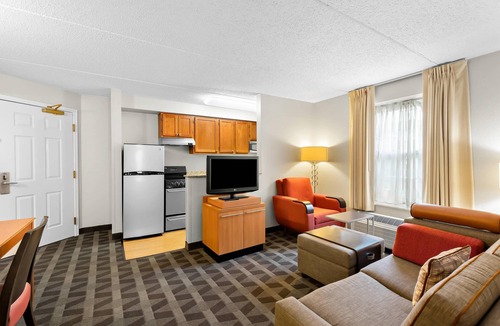 Middleburg Heights Hotel | MainStay Suites Middleburg Heights Cleveland Airport