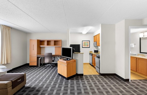 Middleburg Heights Hotel | MainStay Suites Middleburg Heights Cleveland Airport