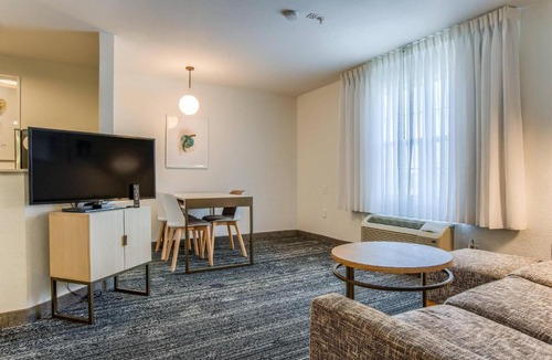 Mobile Hotel | MainStay Suites