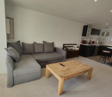 Orcines House | MAISON à ORCINES de 80m2 pour 6 personnes, 2 Chambres, Parking, Salon, Jardin, Véranda, proche VULCANIA, PUY DE DÔME, CENTRE VILLE, THERMES ROYAT, MUSEE MIICHELIN