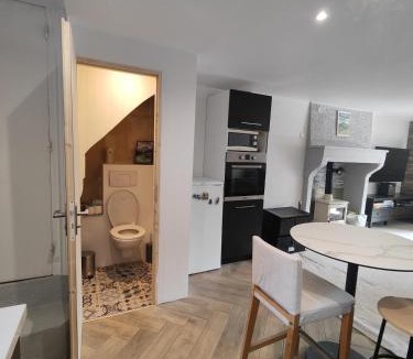 Orcines House | MAISON à ORCINES de 80m2 pour 6 personnes, 2 Chambres, Parking, Salon, Jardin, Véranda, proche VULCANIA, PUY DE DÔME, CENTRE VILLE, THERMES ROYAT, MUSEE MIICHELIN