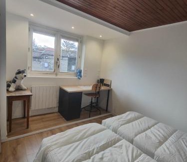 Orcines House | MAISON à ORCINES de 80m2 pour 6 personnes, 2 Chambres, Parking, Salon, Jardin, Véranda, proche VULCANIA, PUY DE DÔME, CENTRE VILLE, THERMES ROYAT, MUSEE MIICHELIN