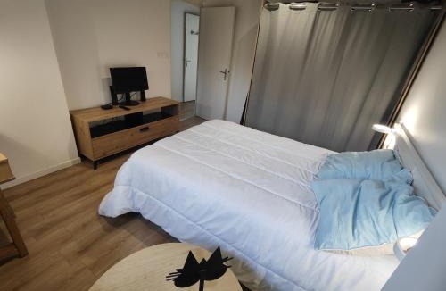 Orcines House | MAISON à ORCINES de 80m2 pour 6 personnes, 2 Chambres, Parking, Salon, Jardin, Véranda, proche VULCANIA, PUY DE DÔME, CENTRE VILLE, THERMES ROYAT, MUSEE MIICHELIN