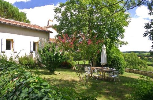 Saint-Martial-de-Valette House | Maison Acacia - Charmant gîte avec vue panoramique au sommet d'une colline