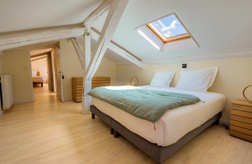 Saint-Martial-de-Valette House | Maison Acacia - Charmant gîte avec vue panoramique au sommet d'une colline