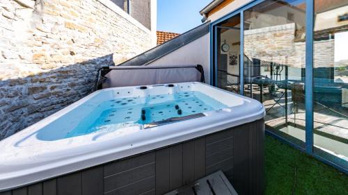 Messigny-et-Vantoux House | Maison ALMA Piscine -Baby Foot - Cheminée- Jacuzzi