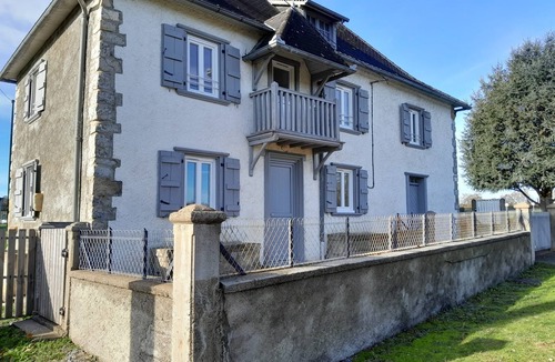 Charritte-de-Bas House | Maison Atypique de 4 Chambres Avec un Grand Jardin Sécurisé
