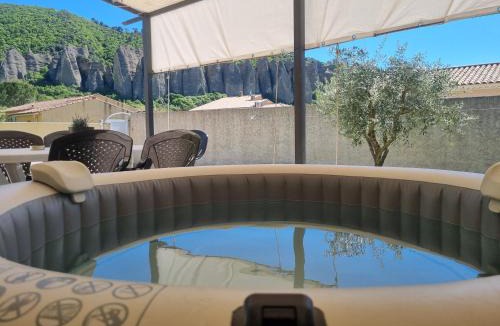 Les Mees House | Maison avec jacuzzi et vue sur les penitents