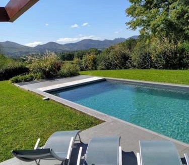 Ascain Villa | Maison basque moderne avec piscine chauffée et vue