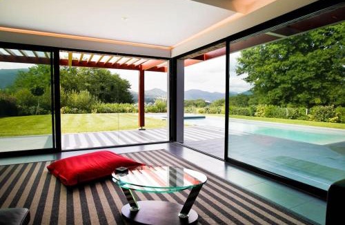 Ascain Villa | Maison basque moderne avec piscine chauffée et vue