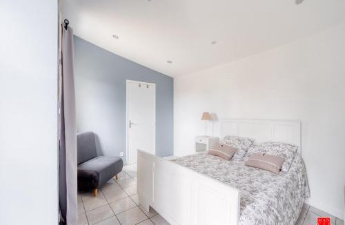 Chatellerault Bed & Breakfast | maison blanche piscine et petit déjeuner