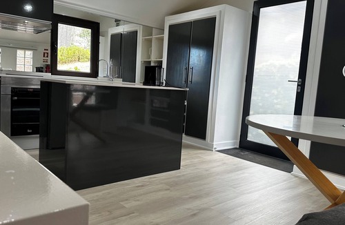 Calheta House | Maison Blanche with panoramic views of the sea, mountains and village