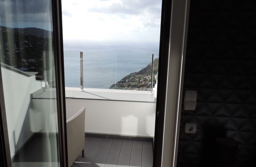 Calheta House | Maison Blanche with panoramic views of the sea, mountains and village