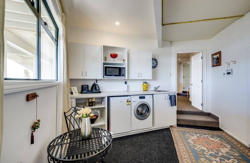 Bluff Hill Apartment | MAISON BLUE - Chic & Elegant. Sea views. Pets OK