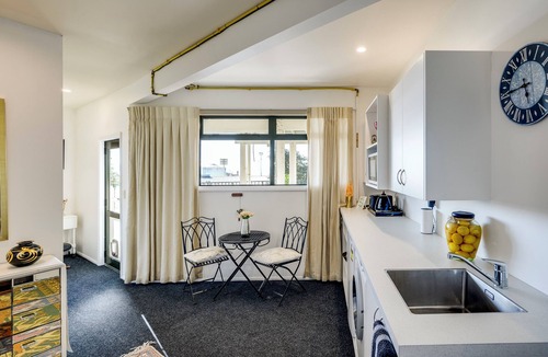 Bluff Hill Apartment | MAISON BLUE - Chic & Elegant. Sea views. Pets OK