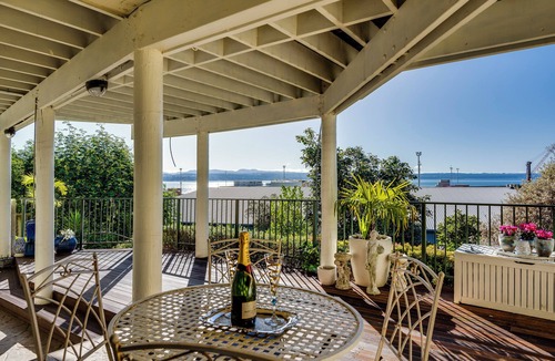 Bluff Hill Apartment | MAISON BLUE - Chic & Elegant. Sea views. Pets OK