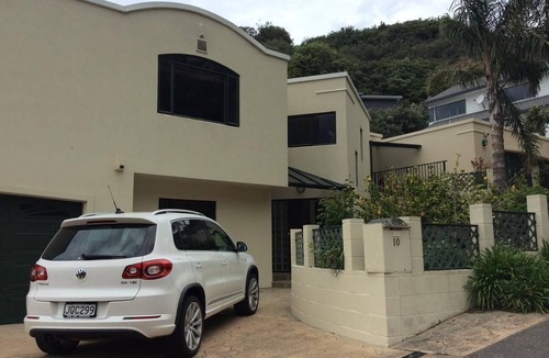 Bluff Hill Apartment | MAISON BLUE - Chic & Elegant. Sea views. Pets OK