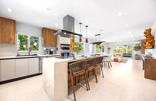 Coury House | Maison Blue Sands/4 bed rooms/120' Dock/Htd Pool/Game Room/Mini Golf/BBQ