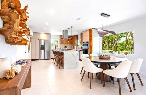 Coury House | Maison Blue Sands/4 bed rooms/120' Dock/Htd Pool/Game Room/Mini Golf/BBQ