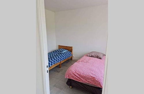 Bellegarde-du-Loiret House | maison centre de bellegarde avec jardin et terrasse équipée d'un salon de jardin et d'un barbecue cuisine équipée 3 chambres avec 2 lits double 140x190 et 2 lits simple chauffage poêle à granulés parking gratuit devant la maison