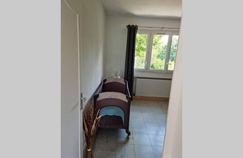 Bellegarde-du-Loiret House | maison centre de bellegarde avec jardin et terrasse équipée d'un salon de jardin et d'un barbecue cuisine équipée 3 chambres avec 2 lits double 140x190 et 2 lits simple chauffage poêle à granulés parking gratuit devant la maison