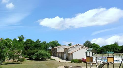 Saint-Vincent-la-Chatre House | Maison charmante à Saint-Vincent-la-Châtre avec piscine partagée