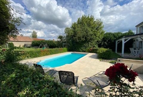 Tramery House | Maison chaleureuse avec piscine et aire de jeux