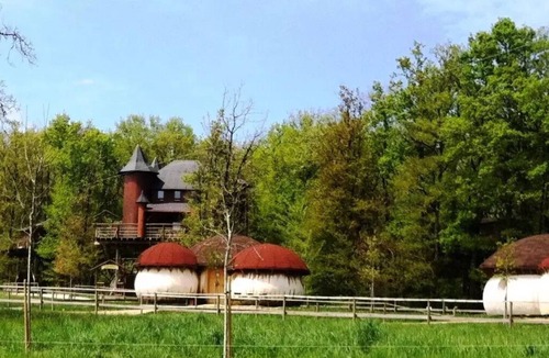 Dienne Cabin | Maison Champignon: 2 Bedrooms, Sleeps 6