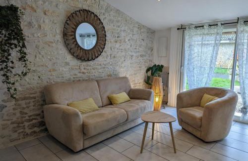Aunac-sur-Charente House | Maison charentaise avec piscine chauffée, jardin privé et proche commerces, idéale pour couples - FR-1-653-228