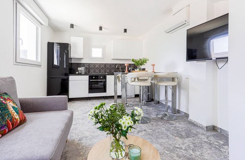 Caucade House | Maison Coquette