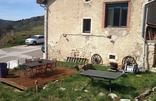 Septmoncel House | Maison de Campagne Rustique et Confortable - La Nature Dans le Parc du Haut Jura