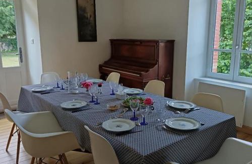 Jaligny-sur-Besbre House | Maison de charme à Jaligny-sur-Besbre, 4 chambres, jardin, draps & ménage inclus - FR-1-489-459