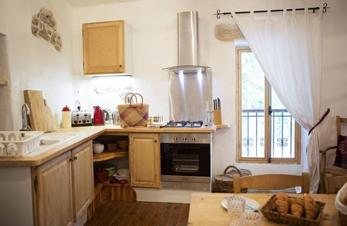 Ferrals-les-Corbieres Apartment | Maison de la Roche Upper Gite Jardin Violet