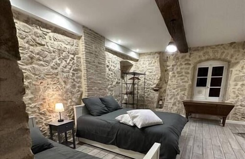 Saint-Benoit House | Maison de Charme en Pierres, les Pieds Dans L'eau