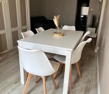 Saint-Pierre-le-Moutier Apartment | Maison de ville - 7 couchages