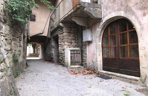 Sainte-Eulalie-de-Cernon House | Maison de village au cœur des remparts