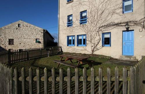 Saint-Pierre-du-Champ House | Maison de Village Indépendante avec Cour Fermée et Garage - Proche Sites Médievaux et Nature - FR-1-582-61