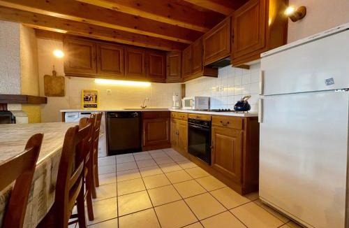 Saint-Pierre-du-Champ House | Maison de Village Indépendante avec Cour Fermée et Garage - Proche Sites Médievaux et Nature - FR-1-582-61