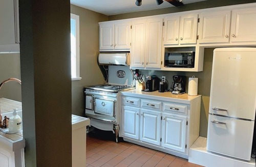 Ste Petronille House | Maison du quai: Heritage Home 1878 with Hot Tub & Fireplace