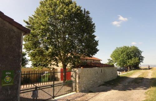 Charroux House | Maison en pierres rénovée avec cour close et terrasse privée, animaux admis, parking, Wi-Fi - FR-1-489-271
