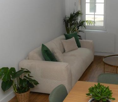 Saint-Pourcain-sur-Sioule Apartment | Maison de Ville Cosy avec Ambiance Jungle & Bohème
