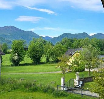 Bruges-Capbis-Mifaget Ski Chalet | Maison lumineuse type chalet, au pied des pyrénées, jusqu'à 10 personnes