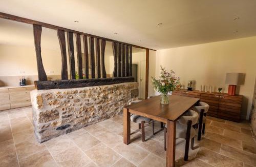 Saint-Martial-de-Valette House | Maison Orchidée - Charmant gîte de groupe, piscine & nature en Périgord Vert