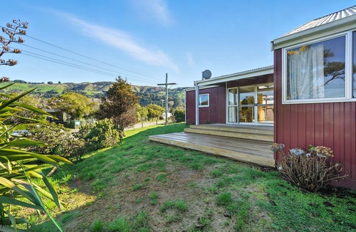 Duvauchelle House | Maison Pierre Rouge - Duvauchelle Holiday Home