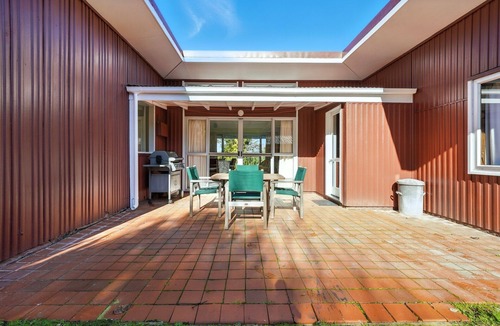 Duvauchelle House | Maison Pierre Rouge - Duvauchelle Holiday Home