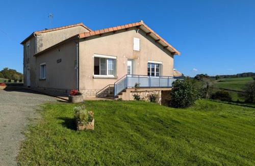 Montbron House | Maison spacieuse avec piscine privée, climatisation, Wi-Fi, animaux acceptés et parking - FR-1-653-268